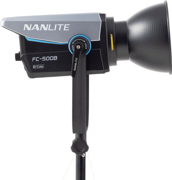 NANLITE FC-500B LED Bi-color Spot Light -LED-valo on asennettu mustaan jalustaan, sivulta katsottuna valkoista taustaa vasten.