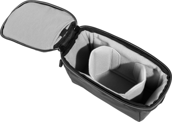 Peak Design Camera Cube V2 (X-Small) -kamerakuutiossa on pehmustettu muotoilu, jossa on säädettävät väliseinät ja avoin yläluukku, ja se tarjoaa tilavan, pehmeästi vuoratun sisätilan kameravarusteidesi turvalliseen järjestämiseen.