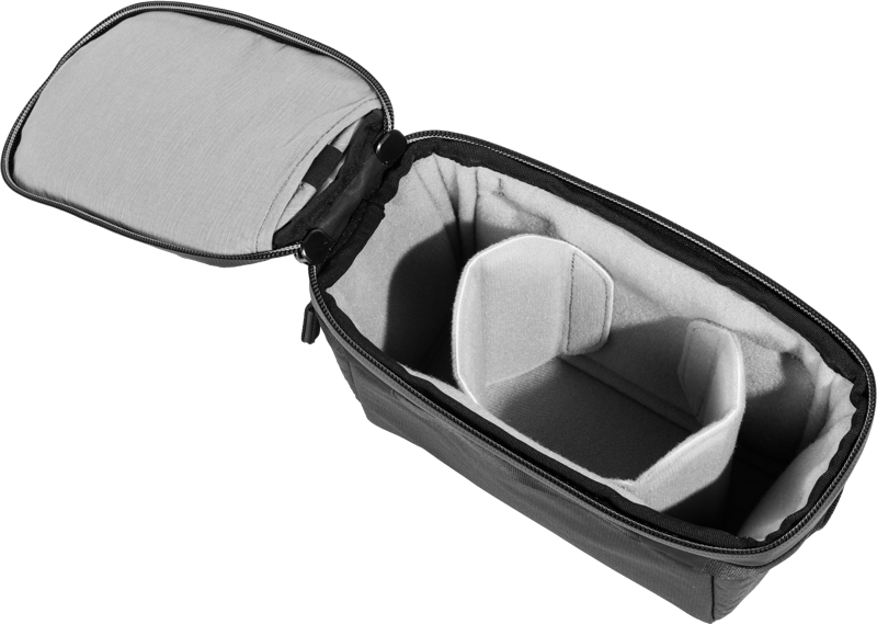 Peak Design Camera Cube V2 (X-Small) -kamerakuutiossa on pehmustettu muotoilu, jossa on säädettävät väliseinät ja avoin yläluukku, ja se tarjoaa tilavan, pehmeästi vuoratun sisätilan kameravarusteidesi turvalliseen järjestämiseen.