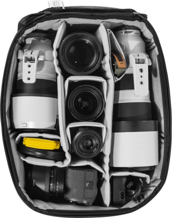 Peak Design Camera Cube V2 (Large) säilyttää kameran rungot, suuret ja pienet objektiivit, keltaisen kotelon ja tarvikkeet järjestetyissä pehmustetuissa lokeroissa helppoa kuljetusta ja suojausta varten.