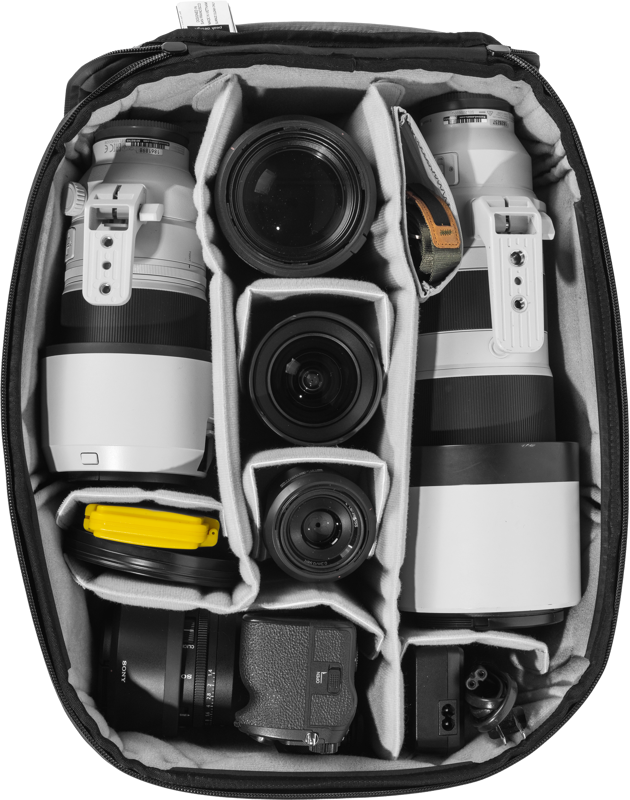 Peak Design Camera Cube V2 (Large) säilyttää kameran rungot, suuret ja pienet objektiivit, keltaisen kotelon ja tarvikkeet järjestetyissä pehmustetuissa lokeroissa helppoa kuljetusta ja suojausta varten.