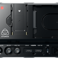 ATOMOS SHOGUN 7-tuumainen HDR-monitori-tallennin 6K RAW takanäkymä, jossa näkyvät HDMI-, USB-, virtatulot, SDI-liittimet, akkupaikka ja mediakorttipaikat. Atomos-logo näkyy vasemmalla puolella.
