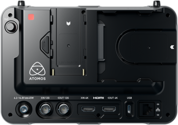 800q-04_126169 ATOMOS SHOGUN ULTRA 7-tuumainen HDR-monitori-tallennin 8K RAW:n takanäkymä, jossa näkyvät SDI-, HDMI-, USB-, DC-virtaportit, laajennuskorttipaikat ja akkulokero, joissa kaikissa on selkeät merkinnät liitäntä- ja virtavaihtoehdoista.