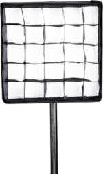 NANLITE PavoSlim 60B LED-paneeli, johon on kiinnitetty ritilähajotin, on asennettu mustalle jalustalle, joka on asetettu valkoista taustaa vasten.