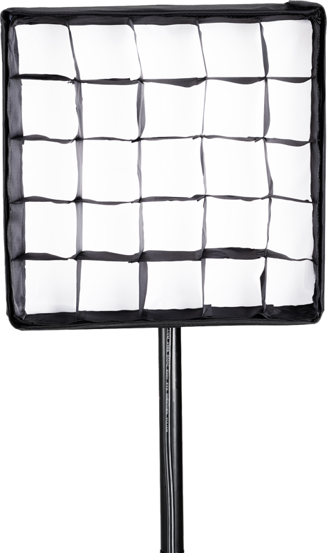 NANLITE PavoSlim 60B LED-paneeli, johon on kiinnitetty ritilähajotin, on asennettu mustalle jalustalle, joka on asetettu valkoista taustaa vasten.