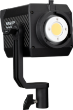 NANLITE Forza 150 & Lantern softbox 60cm FM Mount LED-valolla, jossa on tyylikäs runko, pyöreä LED-paneeli, metallinen kiinnike ja säätönuppi, joka näkyy tavallista taustaa vasten.