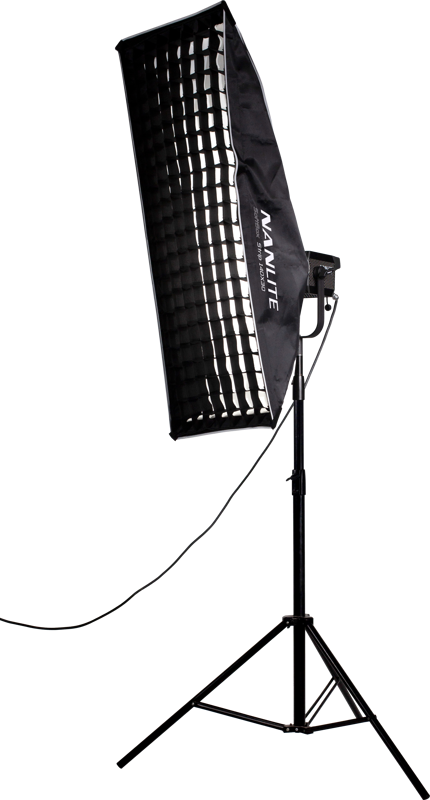 NANLITE Eggcrate grid for Softbox 45x110cm on kiinnitetty mustaan suorakulmaiseen softboxiin, joka on asennettu jalustalle ja liitetty näkyvällä virtajohdolla, jonka sivulla on NANLITE-brändinimi.