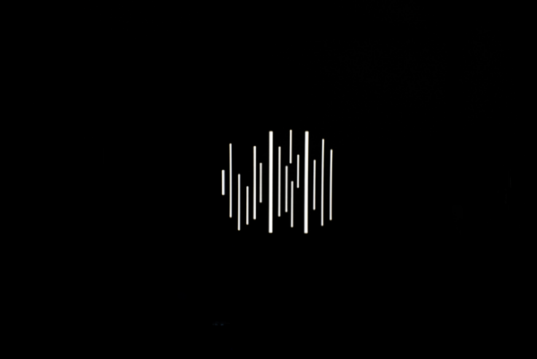 NANLITE GOBO Set 1 for PJ-FMM -valaisimessa on minimalistinen, abstrakti muotoilu, jossa valkoiset, eripituiset pystysuorat viivat on ryhmitelty mustan taustan keskelle.