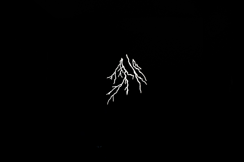 NANLITE GOBO Set 2 for PJ-FMM -valaisimessa on kirkkaita, monihaaraista salamakuviota, joka valaisee syvän mustaa taustaa vasten luoden näyttävän ja dramaattisen visuaalisen kontrastin.