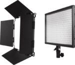 Kaksi NANLITE Barndoors with Softbox for MixPad II 27C LED-paneelivalaisimia vierekkäin valoisalla taustalla - yksi kulmikkaasti, toinen eteenpäin suunnattu tukikiinnikkeillä - säädettävillä lato-ovilla tarkkaa valon suuntausta varten.