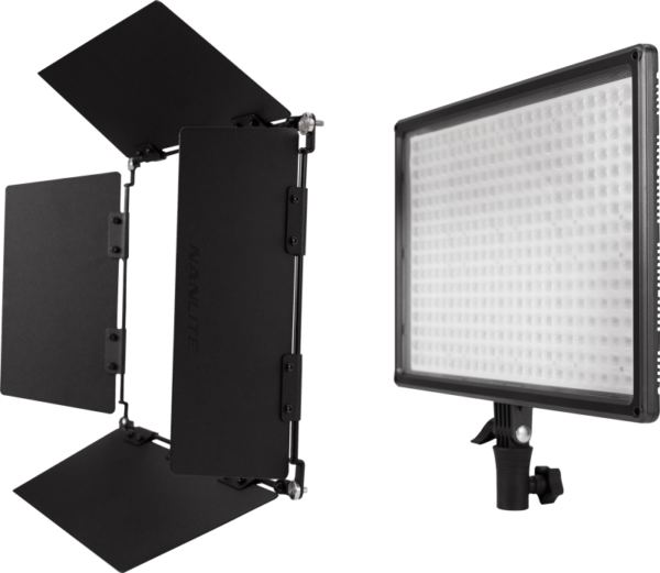 Kaksi NANLITE Barndoors with Softbox for MixPad II 27C LED-paneelivalaisimia vierekkäin valoisalla taustalla - yksi kulmikkaasti, toinen eteenpäin suunnattu tukikiinnikkeillä - säädettävillä lato-ovilla tarkkaa valon suuntausta varten.