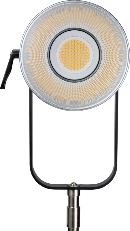 NANLITE Forza 720B LED Spot Light -valaisimessa on hopeinen heijastin mustalla säädettävällä jalustalla valkoista taustaa vasten.