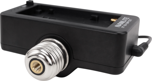 NANLITE NPF -paristosovitin E27-päällä on musta sovitin, jossa on metallinen ruuvikanta ja sivusyöttöportti, joka on suunniteltu yhteensopivien laitteiden kiinnittämiseen ja virran syöttämiseen.