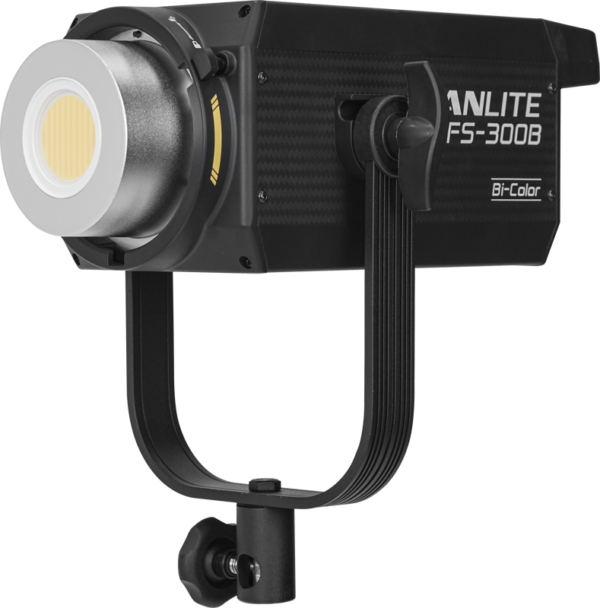 800q-05_119722 NANLITE FS-300B LED Bi-color Spot Light -LED-valo -valaisimessa on suuri pyöreä valonlähde, säädettävä kiinnitysteline ja tyylikäs musta kotelo.