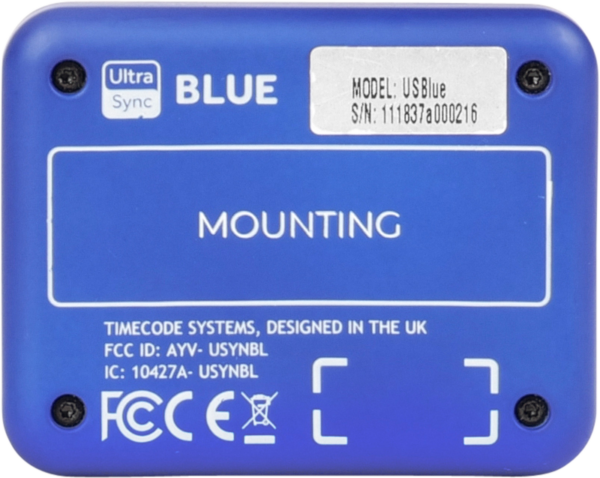 800q-05_121975 ATOMOS Ultrasync Blue on sininen laite, jonka takapuolelle on painettu asennusohjeet, säädöstiedot, malli- ja sarjanumerot sekä FCC-tunnus. Timecode Systems on suunnitellut sen Yhdistyneessä kuningaskunnassa.