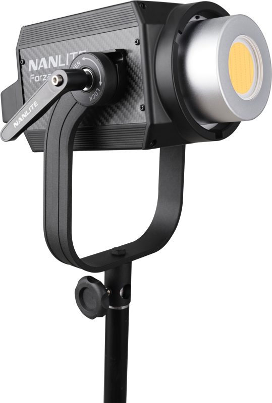 NANLITE Forza 300 II Daylight LED Spot -valaisin, musta, hopeisella heijastimella varustettu, U-muotoiseen kiinnikkeeseen asennettu ja jalustaan kiinnitetty NANLITE Forza 300 II Daylight LED Spot -valaisin on kuvassa valkoista taustaa vasten.