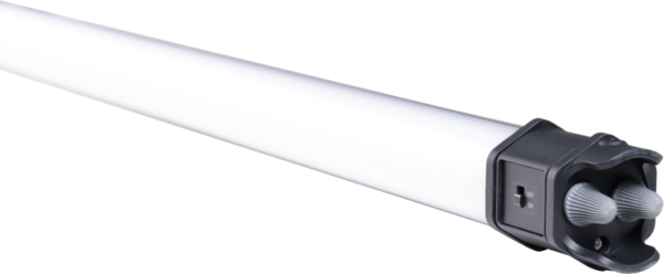Lähikuvassa NANLITE Pavotube II 15C LED RGBWW Tube Light 1 Light Kit -valaisinsarjasta näkyy sen pitkä, sylinterimäinen muoto, jossa on musta päätykorkki, on/off-kytkin ja uritettu valitsin, joka on asetettu tavallista valkoista taustaa vasten.