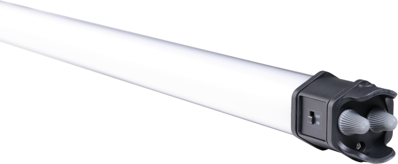 Lähikuvassa NANLITE Pavotube II 15C LED RGBWW Tube Light 1 Light Kit -valaisinsarjasta näkyy sen pitkä, sylinterimäinen muoto, jossa on musta päätykorkki, on/off-kytkin ja uritettu valitsin, joka on asetettu tavallista valkoista taustaa vasten.