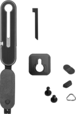 Peak Design Micro Clutch I-Plate, jossa on kiinnitysruuvit, pikakiinnityslevy, metallinen hihnarengas ja muita lisävarusteita, on järjestetty siististi valkoiselle taustalle.