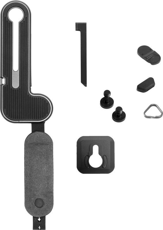 Peak Design Micro Clutch L-Plate -sarja näkyy valkoisella pohjalla, jossa on hihna, metallilevy, ruuvit, työkalu, kumiset suojukset ja metallisilmukka.