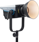 NANLITE FC-300B LED Bi-color Spot Light -LED-valo on esitetty mustalla jalustalla, jossa on suuri kuvioitu heijastin ja sininen korostus säätönupissa.