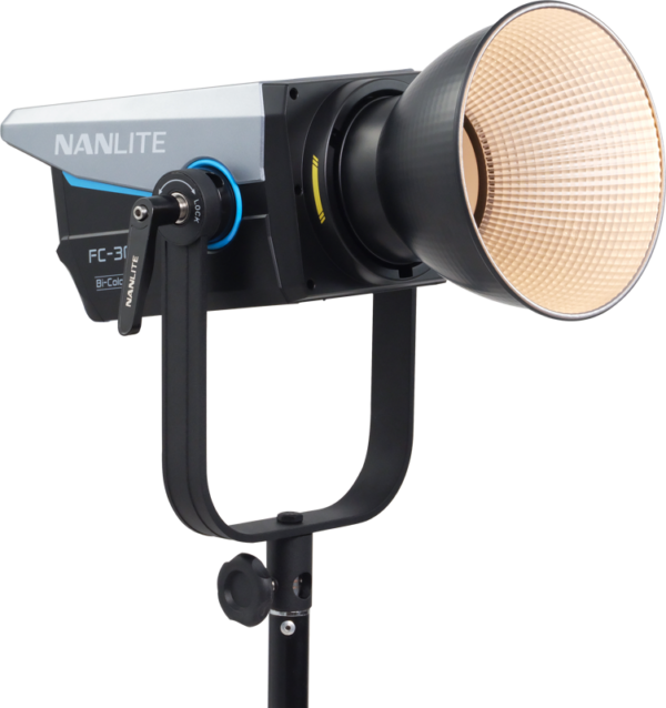 NANLITE FC-300B LED Bi-color Spot Light -LED-valo on esitetty mustalla jalustalla, jossa on suuri kuvioitu heijastin ja sininen korostus säätönupissa.
