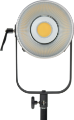 Lähikuva NANLITE FC-500B LED Bi-color Spot Light -valaisimesta, jossa on hunajakennoheijastin, asennettuna mustaan säädettävään jalustaan tavallista taustaa vasten.