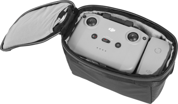 DJI:n lennokin kauko-ohjain ja akku ovat siististi säilytettynä osittain vetoketjusta avattavassa, pehmustetussa mustassa Peak Design Camera Cube V2 (X-Small) -kamerakuutiossa.