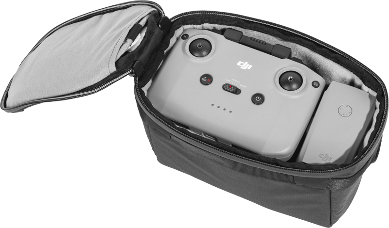 DJI:n lennokin kauko-ohjain ja akku ovat siististi säilytettynä osittain vetoketjusta avattavassa, pehmustetussa mustassa Peak Design Camera Cube V2 (X-Small) -kamerakuutiossa.