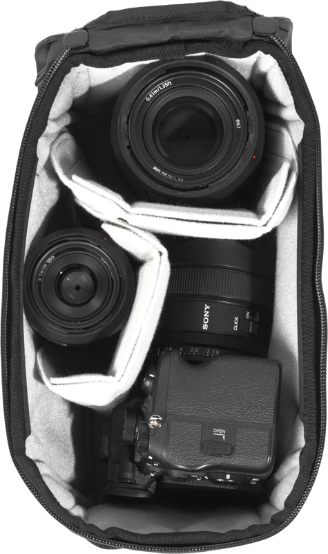 Peak Design Camera Cube V2 (Small) -kamerakuutioon mahtuu Sony-kameran runko ja kaksi objektiivia pehmustetuilla väliseinillä, kaikki siististi järjestettynä ja ylhäältä katsottuna.