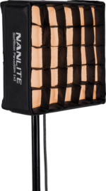 NANLITE PavoSlim 60B LED-paneeli, jossa on suorakulmainen softbox ja musta ritilä, on asennettu jalustalle, ja se säteilee lämmintä valoa. Softboxin kyljessä näkyy: "NANLITE Softbox Pavoslim 30x45.
