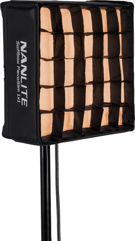NANLITE PavoSlim 60B LED-paneeli, jossa on suorakulmainen softbox ja musta ritilä, on asennettu jalustalle, ja se säteilee lämmintä valoa. Softboxin kyljessä näkyy: "NANLITE Softbox Pavoslim 30x45.