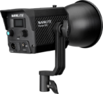 NANLITE Forza 150 & Lantern 60cm softbox FM Mount LED-valolla, jossa on musta runko ja ohjauspaneeli, näkyy sivulta ja takaa valkoista taustaa vasten.