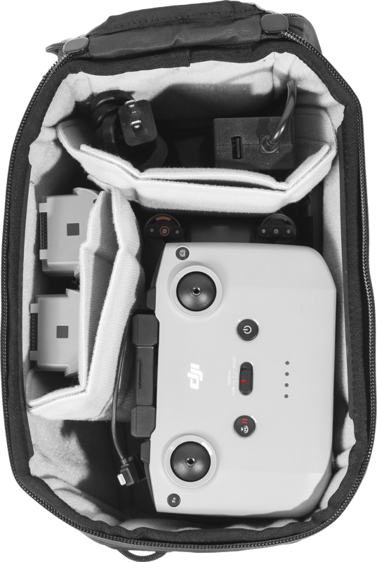 Peak Design Camera Cube V2 (Small) -laitteessa säilytetään siististi DJI-kauko-ohjain, kaksi akkua, latauskaapeli ja verkkolaite, jotka on suojattu pehmustettuihin lokeroihin järjestettyä suojaa varten.