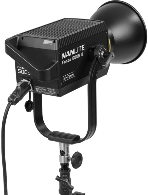 NANLITE Forza 500B II 2 Kit LED Spot Light with Trolley Case -LED-valo on asennettu jalustalle, jossa näkyy virtajohto ja säätönupit, ja se on kuvattu valkoista taustaa vasten.