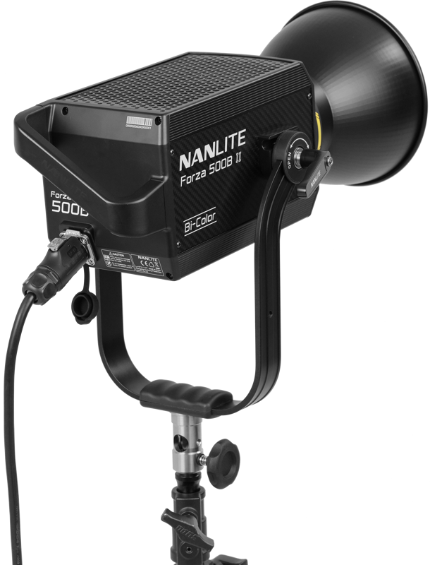 NANLITE Forza 500B II 2 Kit LED Spot Light with Trolley Case -LED-valo on asennettu jalustalle, jossa näkyy virtajohto ja säätönupit, ja se on kuvattu valkoista taustaa vasten.