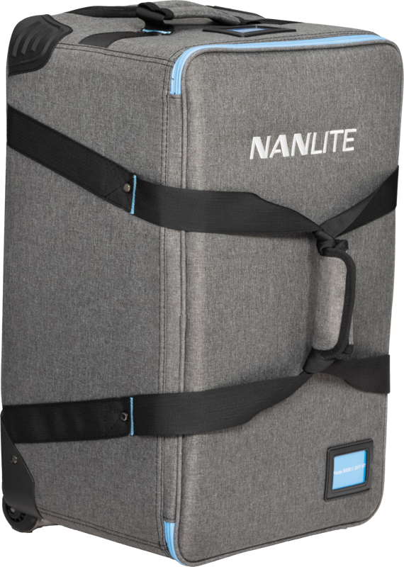 NANLITE Trolley Case for 2 Lights Forza 300 II / 300B II on suuri, harmaa, suorakaiteen muotoinen kotelo, jossa on mustat hihnat, sivukahva, siniset vetoketju-aksentit, pyörät ja NANLITE-logo edessä.