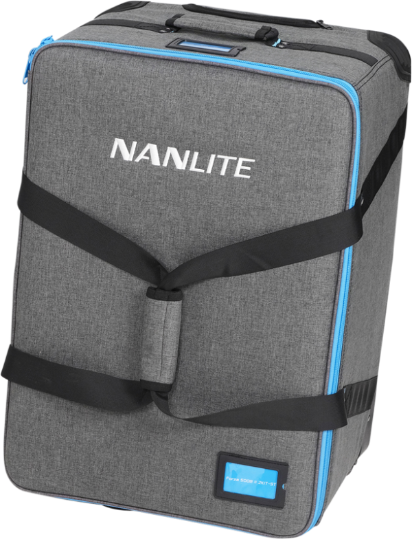 NANLITE Trolley Case for 2 Lights Forza 500/500B II on suuri, suorakaiteen muotoinen harmaa kotelo, jossa on sininen reunus, mustat etuhihnat, yläkahva ja etikettiteline alakulmassa.