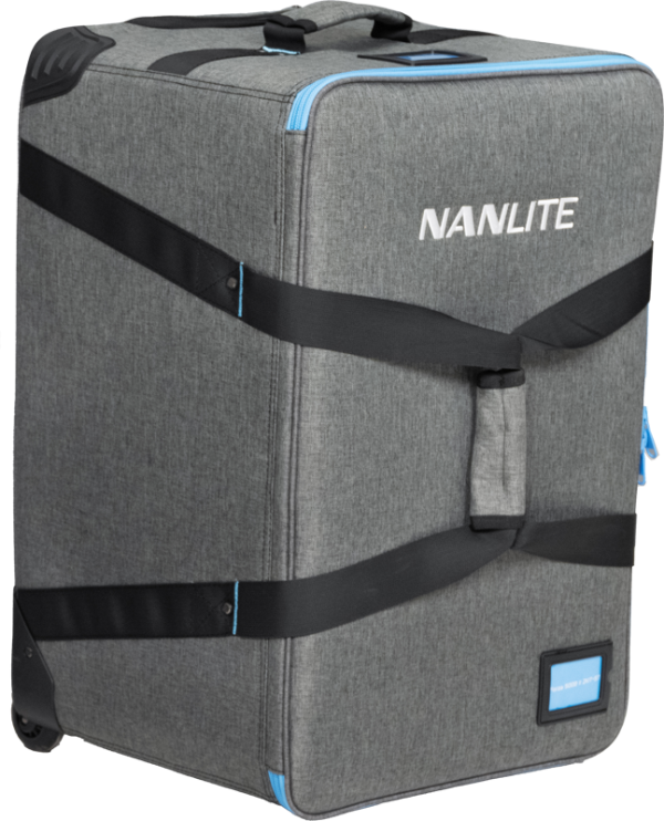 NANLITE Trolley Case for 2 Lights Forza 500/500B II on suuri, suorakulmainen harmaa kotelo, jossa on mustat hihnat, siniset vetoketju-aksentit, sivukahva, pyörät ja etupuolella oleva etikettiikkuna.