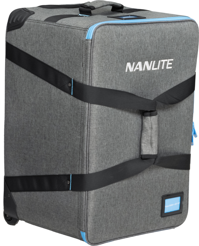 NANLITE Trolley Case for 2 Lights Forza 500/500B II on suuri, suorakulmainen harmaa kotelo, jossa on mustat hihnat, siniset vetoketju-aksentit, sivukahva, pyörät ja etupuolella oleva etikettiikkuna.