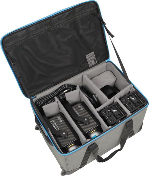 NANLITE Trolley Case for 2 Lights Forza 500/500B II on avoin harmaa kotelo, jossa on pehmustetut väliseinät ja joka järjestää siististi kaksi suurta akkua, useita kaapeleita ja pienempiä elektronisia laitteita.