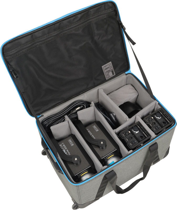 NANLITE Trolley Case for 2 Lights Forza 500/500B II on avoin harmaa kotelo, jossa on pehmustetut väliseinät ja joka järjestää siististi kaksi suurta akkua, useita kaapeleita ja pienempiä elektronisia laitteita.