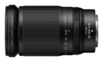Nikon Nikkor Z 28-400mm f/4-8 VR -objektiivi näkyy vaakasuorassa valkoisella taustalla, ja siinä näkyvät zoomaus- ja tarkennusrenkaat, polttovälin merkinnät ja objektiivin mallin tiedot.