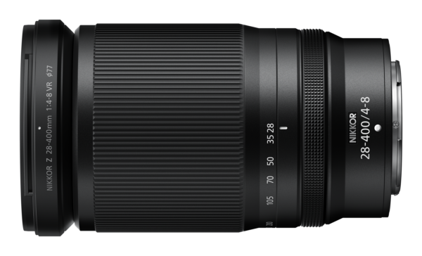 Nikon Nikkor Z 28-400mm f/4-8 VR -objektiivi näkyy vaakasuorassa valkoisella taustalla, ja siinä näkyvät zoomaus- ja tarkennusrenkaat, polttovälin merkinnät ja objektiivin mallin tiedot.