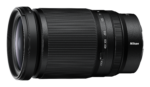 Nikon Nikkor Z 28-400mm f/4-8 VR -objektiivin lähikuvassa näkyy sen kuvioitu tarkennusrengas, zoomausmerkinnät, tynnyrissä oleva lukituskytkin ja Nikonin logo sivulla.