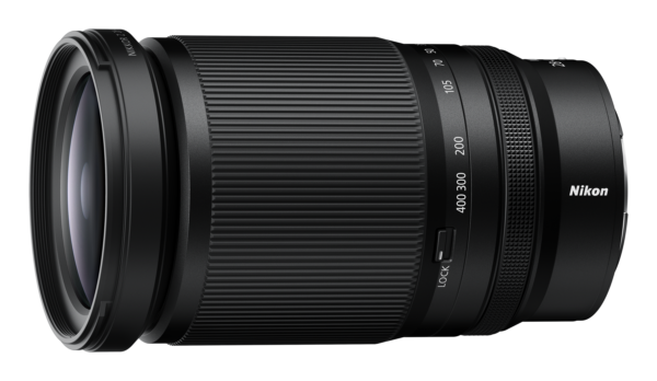 Nikon Nikkor Z 28-400mm f/4-8 VR -objektiivin lähikuvassa näkyy sen kuvioitu tarkennusrengas, zoomausmerkinnät, tynnyrissä oleva lukituskytkin ja Nikonin logo sivulla.