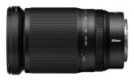 Musta Nikon Nikkor Z 28-400mm f/4-8 VR -objektiivi, jossa on zoomausmerkinnät, kuvioitu kahva, lukituskytkin ja Nikonin tuotemerkki sivulla, näkyy valkoisella taustalla.