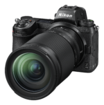 Musta Nikon Z 6II -peilitön digitaalikamera, johon on kiinnitetty Nikon Nikkor Z 28-400mm f/4-8 VR -objektiivi, kuvakulmasta katsottuna, jossa etulinssin elementti ja kameran säätimet korostuvat.