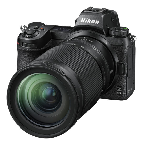 Musta Nikon Z 6II -peilitön digitaalikamera, johon on kiinnitetty Nikon Nikkor Z 28-400mm f/4-8 VR -objektiivi, kuvakulmasta katsottuna, jossa etulinssin elementti ja kameran säätimet korostuvat.