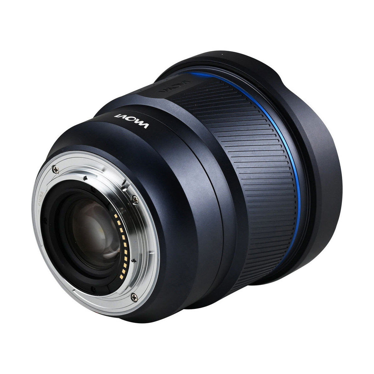 Laowa Sony FE AF 10mm f/2.8 Zero-D FF -objektiivin lähikuvassa näkyy sen metallinen kiinnitys, uurrettu tarkennusrengas ja sininen korostus valkoisella taustalla.
